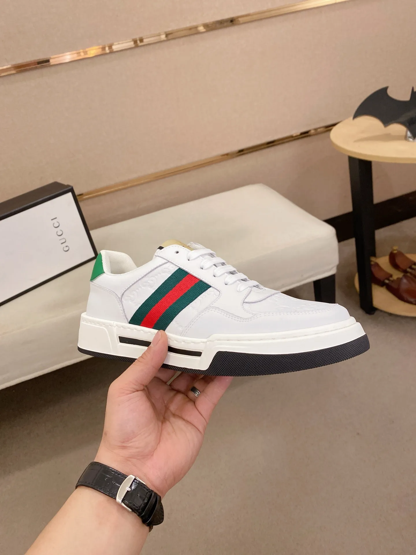 Men's Men's Shoes💰 420💰【Gucci】Gucci men's latest series of casual shoes! The official website is built 1:1. The upper is made of imported high-quality cowhide, and the lining is made of high-quality sheepskin, which is soft and comfortable. Picky selection of materials and exquisite workmanship give you the best enjoyment. Number of yards: 38-44 yards.